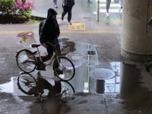 雨の朝の自転車通勤