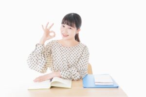 机で勉強をする若い女性