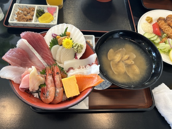 那珂湊おさかな市場内の和食レストランやまさの海鮮丼の写真