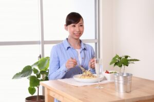 スパゲティを食べる女性