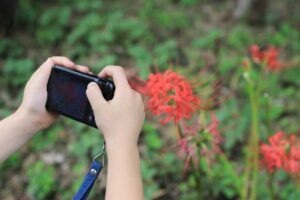 写真を撮る子供