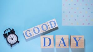 目覚まし時計と「GOODDAY」の写真