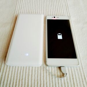 モバイルバッテリーからスマホを充電中