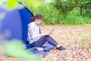 ソロキャンプを楽しむ若い女性