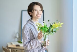 花を飾った花瓶を持つ女性