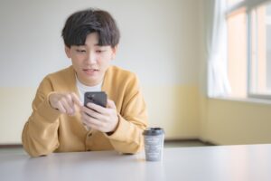 スマホを触る爽やかな男性