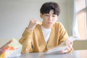 ポテチを食べる男子