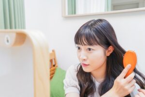 髪のセットをする若い女性