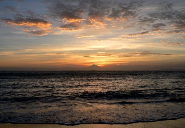 海に浮かぶ富士山