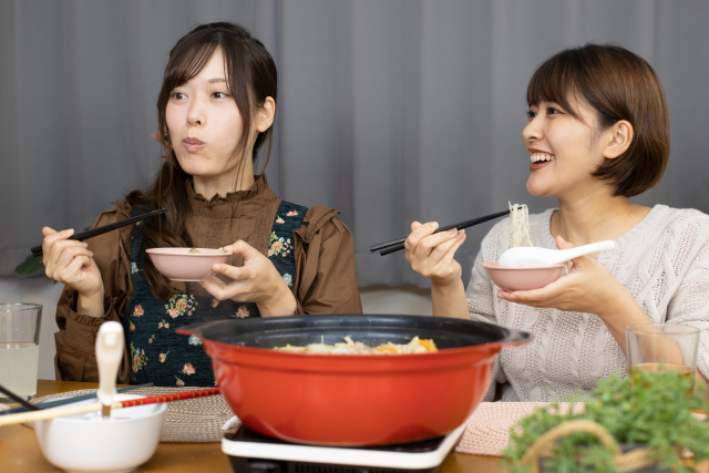 食べてる途中で遠くを見る女性たち